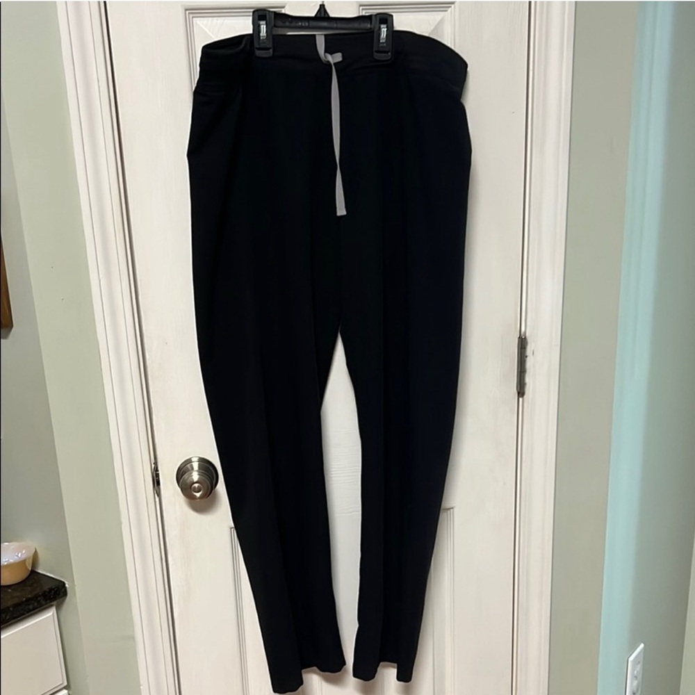 Women’s Figs Techical scrub pants in black
